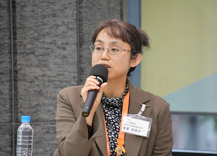 国の支援策を説明するこども家庭庁・安里課長