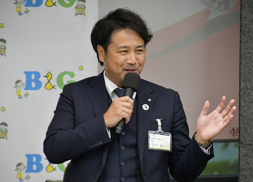 離島支援の仕組みを説明する沖縄県竹富町・前泊正人町長