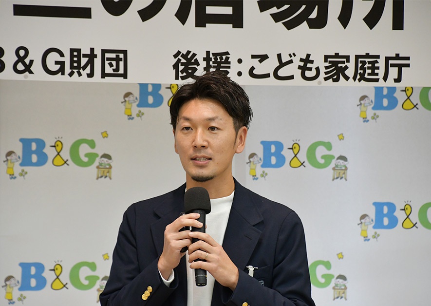 基調講演でスライドを指すむすびえ・加賀大資氏