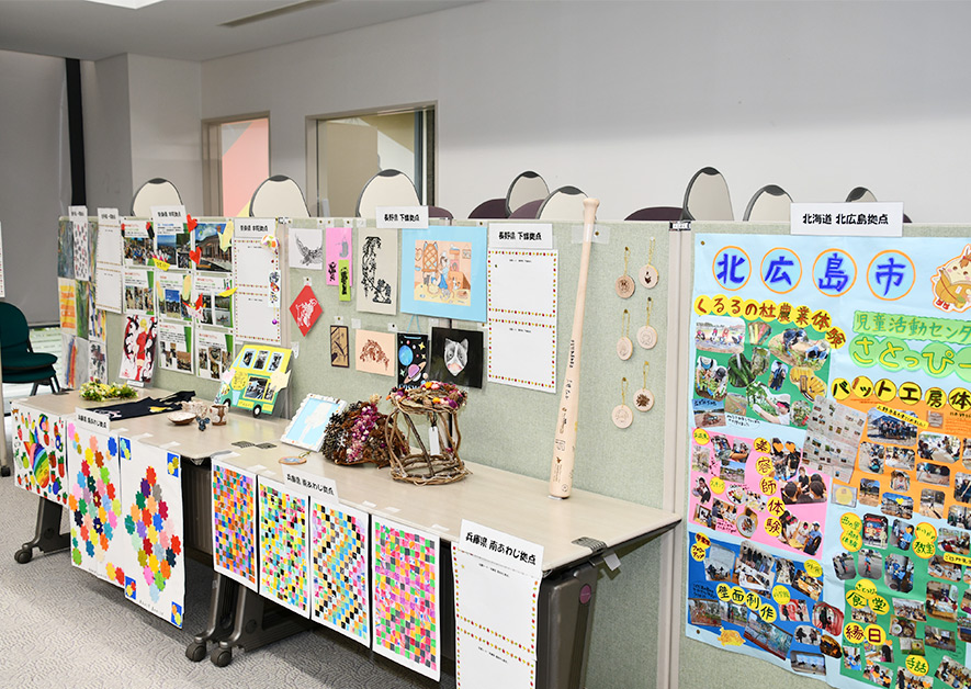 子ども第三の居場所利用者による作品展示、全国各地の子どもたちが制作した多様な作品が会場に展示された様子
