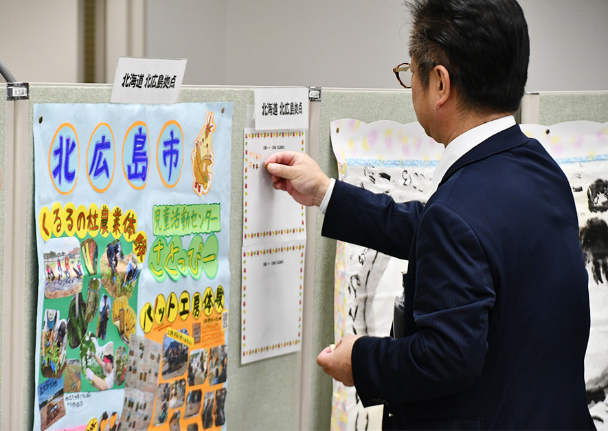 投票シートで人気作品を選ぶ参加者の様子