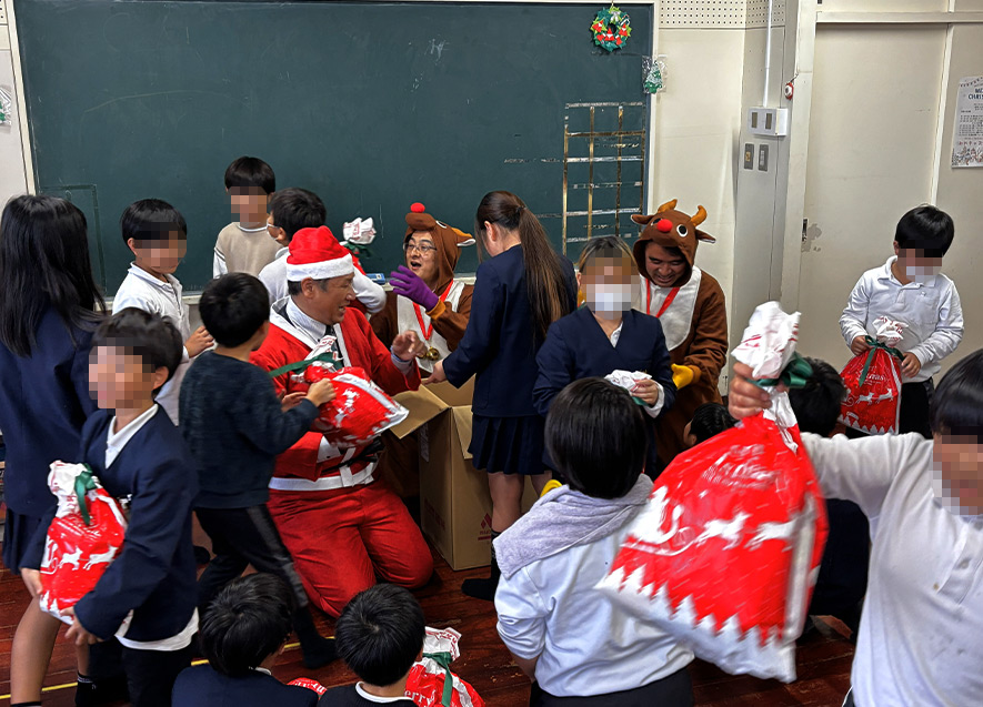町長サンタからプレゼントもらい大喜びの子どもたち