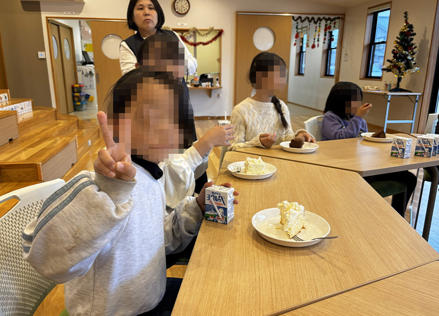 今日のおやつはクリスマスケーキ♪