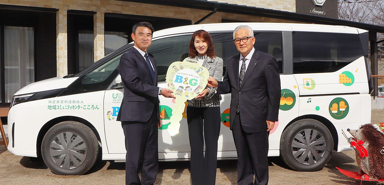 三浦町長と朝日田常務の送迎者お披露目の様子