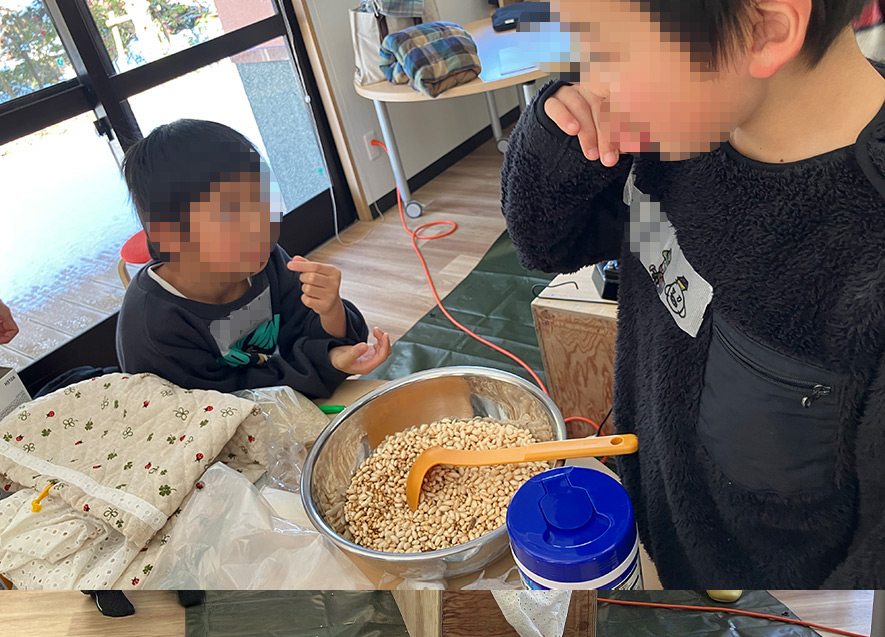 出来上がったポン菓子を味わう子どもたち