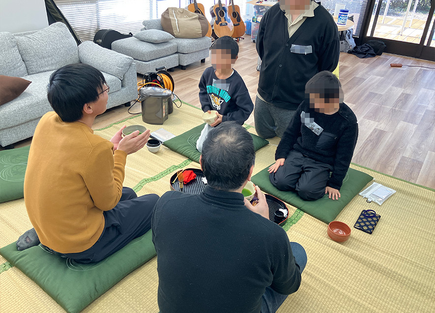  
											子どもたちが講師の方をお茶でおもてなし