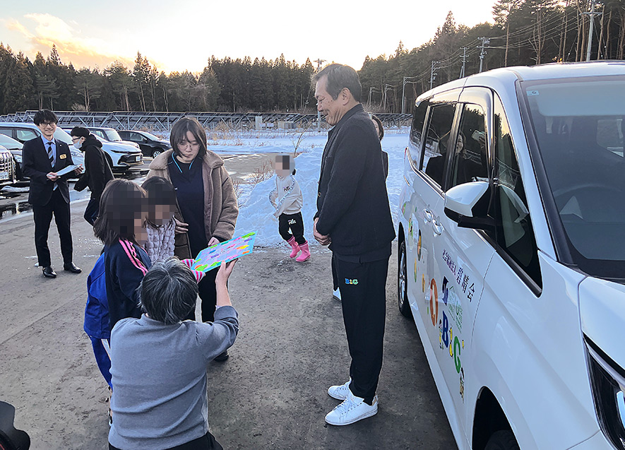  
											子どもたちからお礼の言葉と色紙が贈呈された