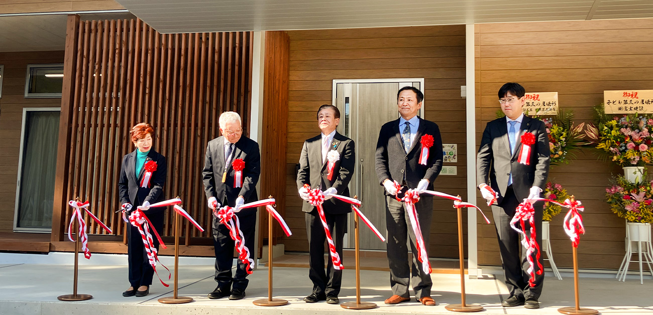 橋本市長や菅原理事長がテープカットしている様子