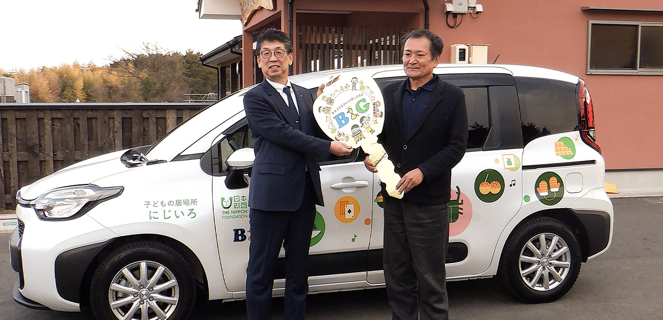 岡本町長と菅原理事長の送迎車お披露目の様子