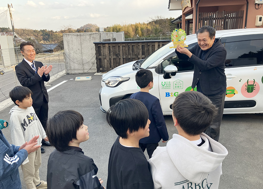  
											子どもたちからお礼の言葉と共にメッセージカ―ドが贈呈された