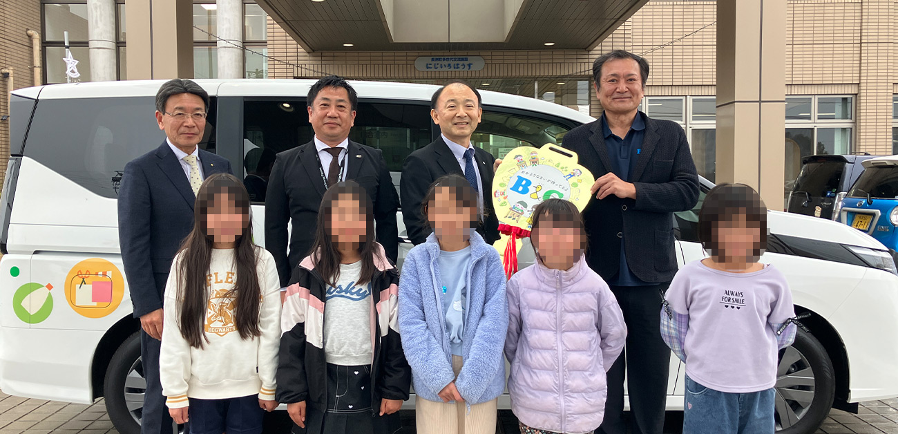 子どもたち、田成教育長と菅原理事長の送迎車お披露目の様子