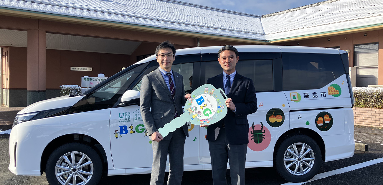 今城市長と朝日田常務理事の送迎車お披露目の様子