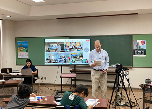 海洋ごみの地域性についてコメントする道田教授