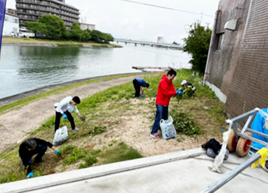 河岸清掃も実施