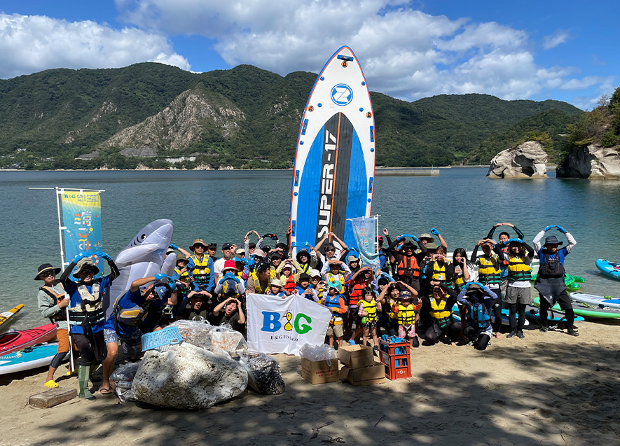 みんなで海ごみ「ゼロ」のポーズ