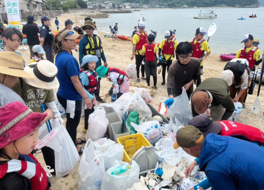海岸清掃の様子