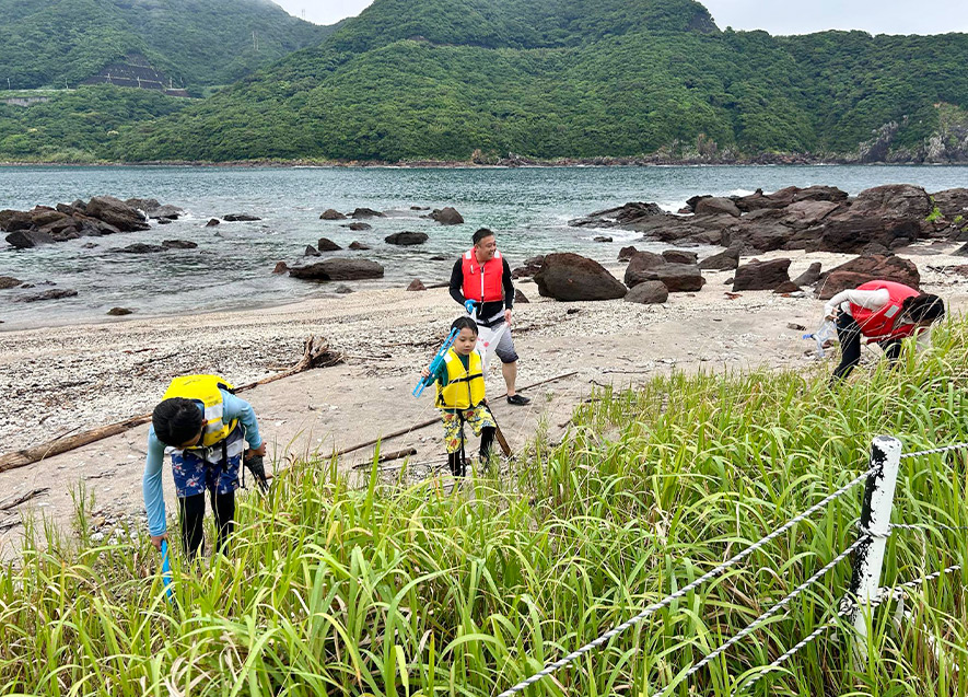 川岸の清掃活動の様子