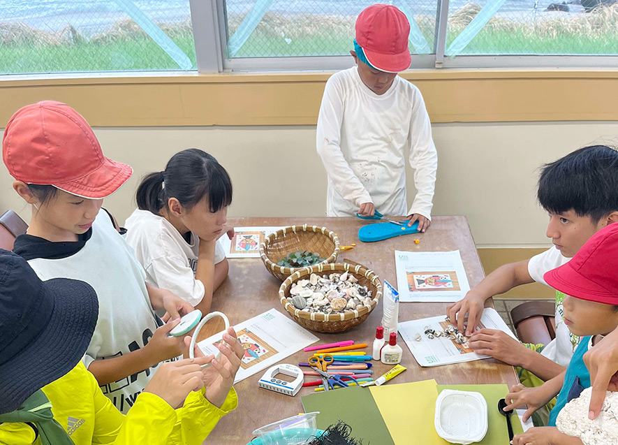 海ごみアート作成の様子