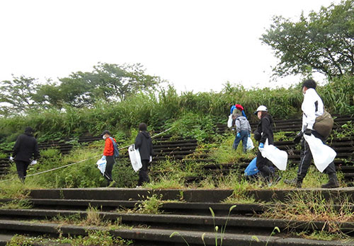 一周3㎞の護岸清掃