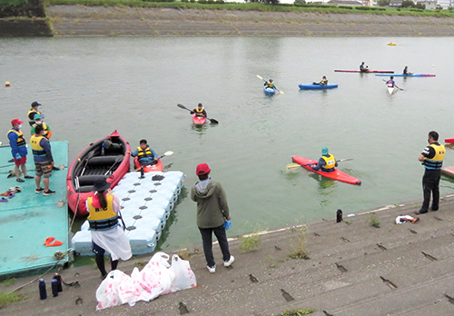 水面清掃のカヌー