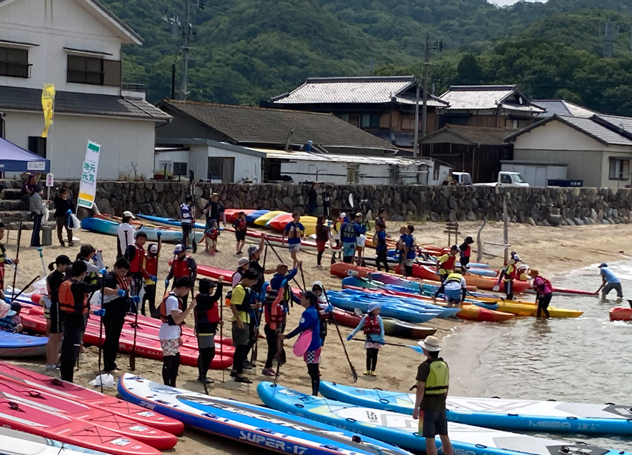 カヤック、SUP、セーリングカッターで清掃活動に出発
