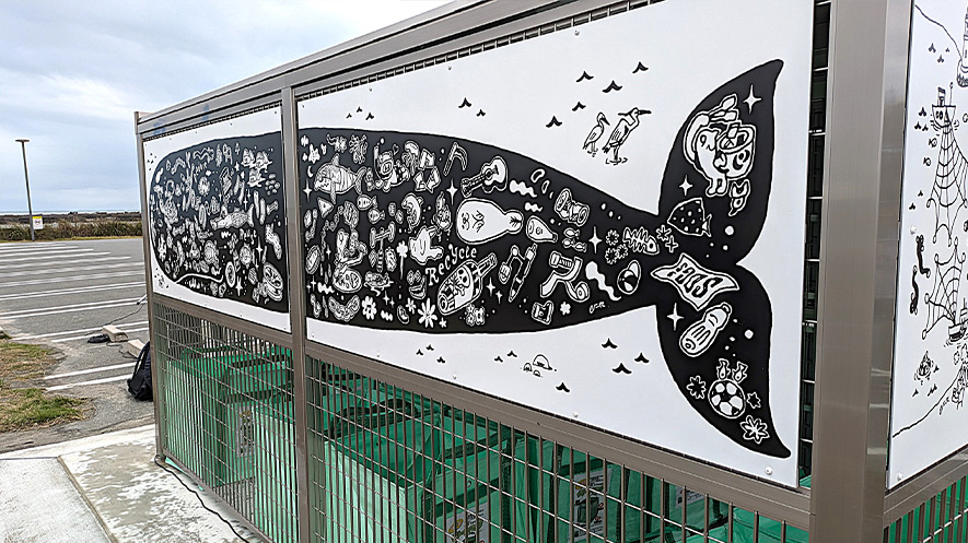 裏面には海洋生物の王様クジラが描かれている