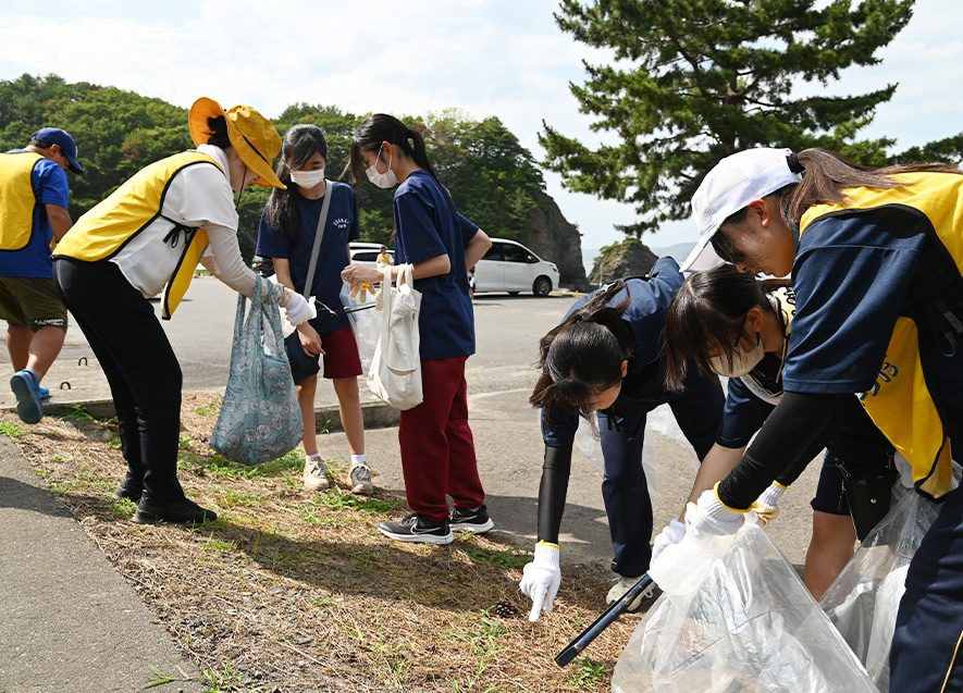 ごみ拾いを行う参加者