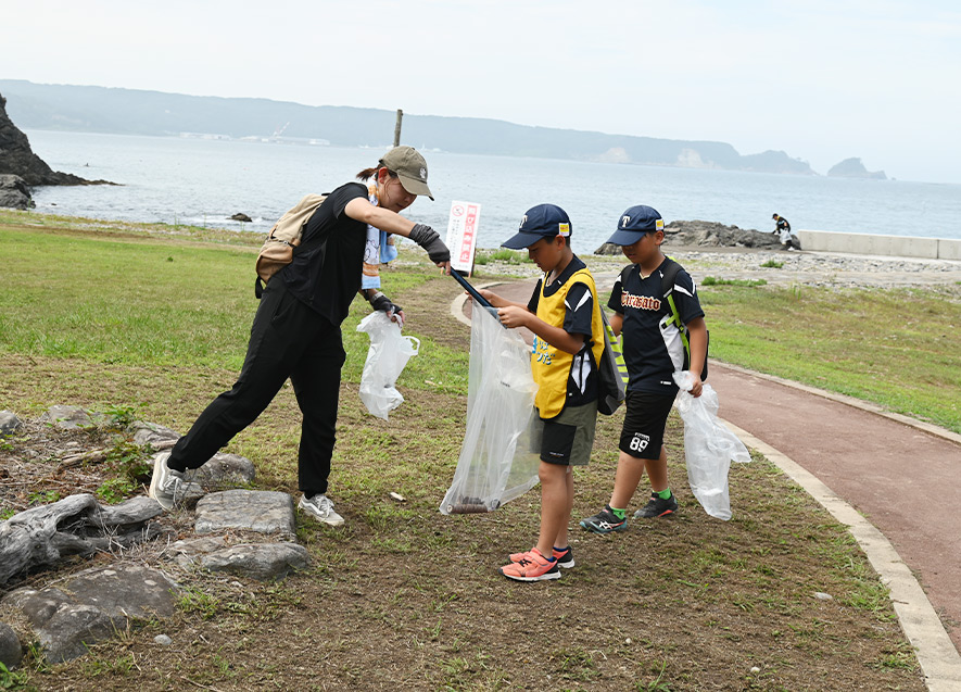 ごみ拾いを行う参加者