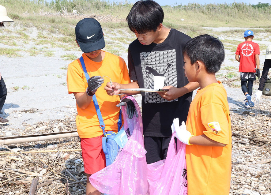 回収した漂着ごみを記録