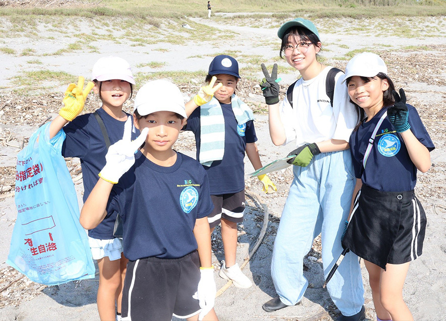 みんなで協力しながら海岸をきれいに