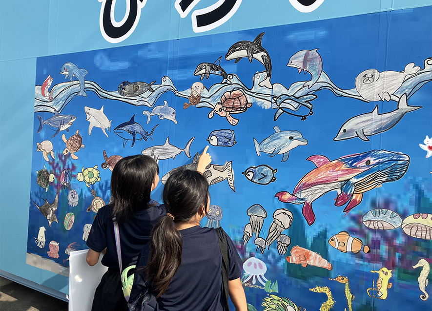 拾い箱には子どもたちが描いた海の生き物のイラストが並ぶ