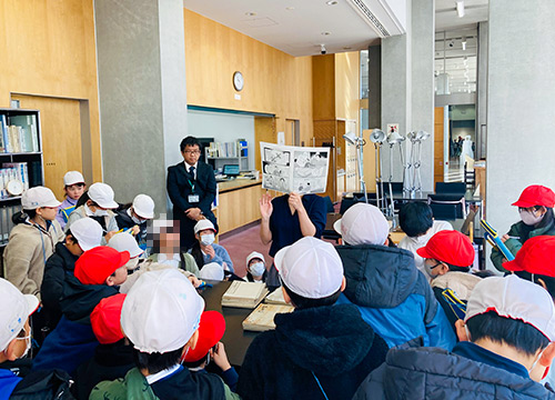 偉人マンガに登場した岩瀬文庫の蔵書『枕草子』や『後奈良天皇宸翰般若心経』、『本草図説』等の実物をマンガのページと照らし合わせながら見せてくれている岩瀬文庫の学芸員の方
