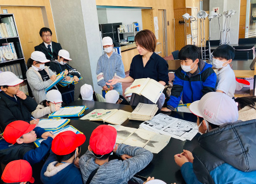 偉人マンガに登場した岩瀬文庫の蔵書『枕草子』や『後奈良天皇宸翰般若心経』、『本草図説』等の実物をマンガのページと照らし合わせながら見せてくれている岩瀬文庫の学芸員の方
