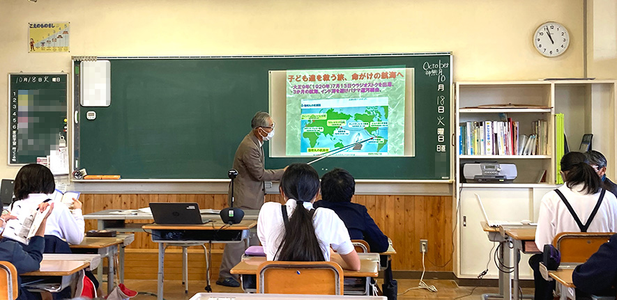 郷土教育授業を受ける子供たち