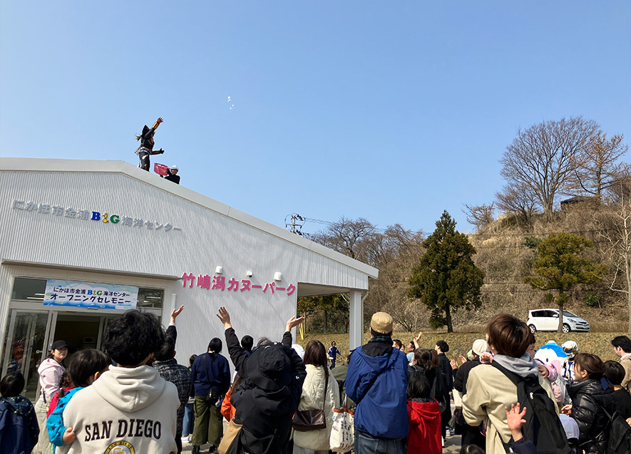 超人ネイガーによるオープンを祝した餅まきイベント