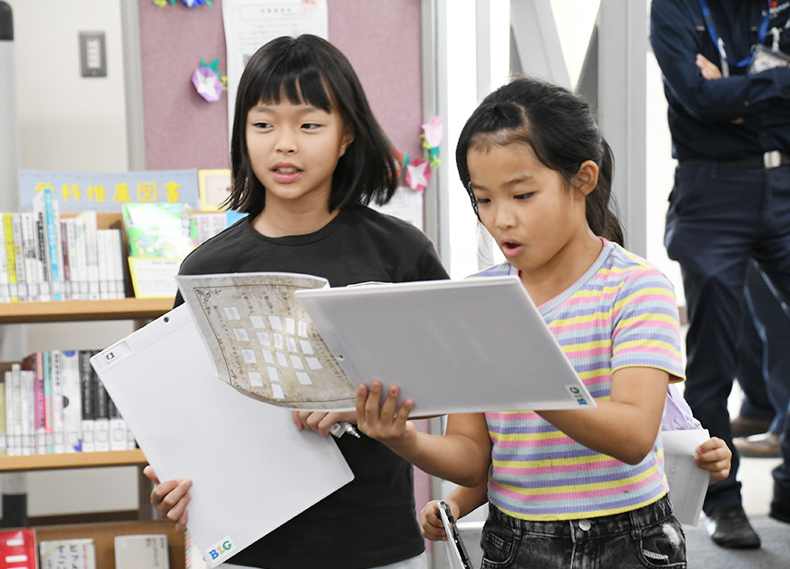 海図から導いた答えを手掛かりに図書館内を探索