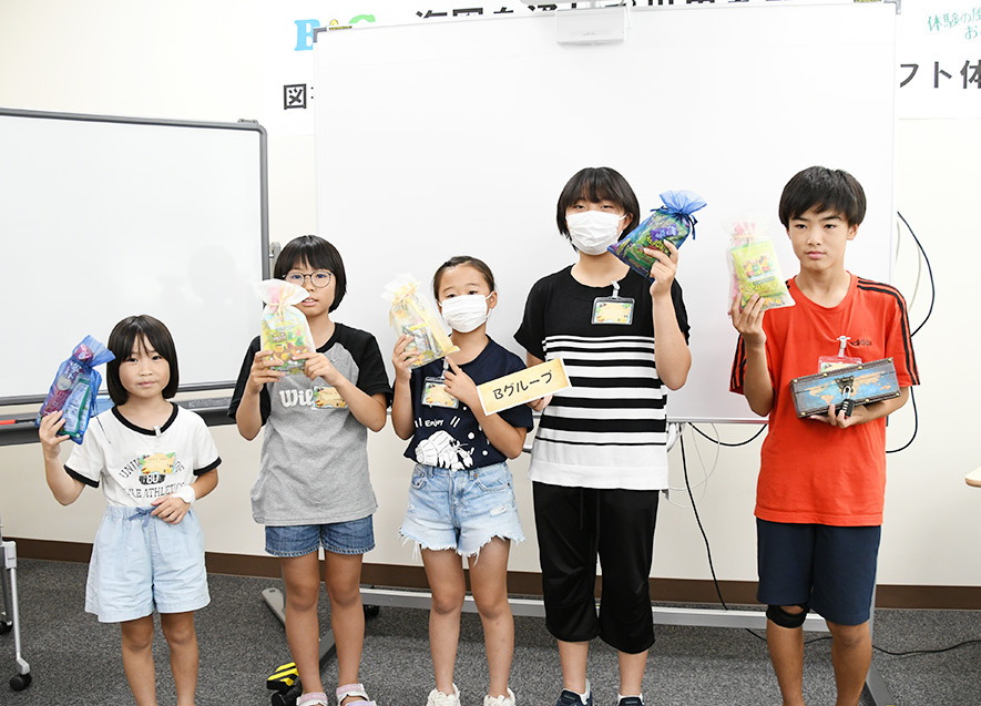 最初に宝箱を開けたチームには、お菓子の景品も