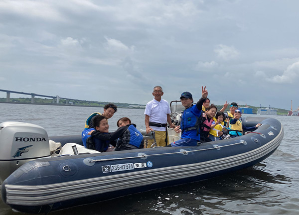 普段車椅子の子も介助者と一緒に乗船し、「最高だった！」と笑顔を見せた