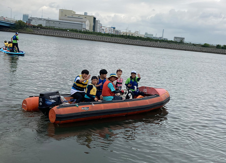 初めてのゴムボートに乗ってドキドキわくわく♪