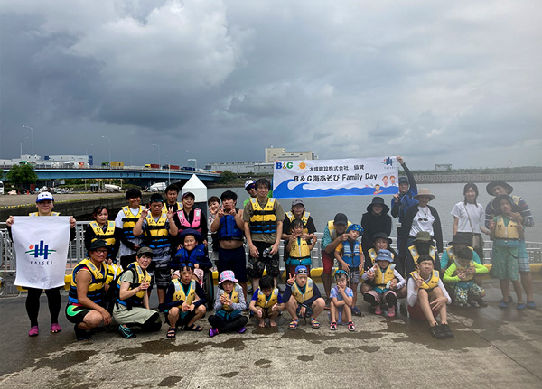 嵐が来る前にみんな海から上がって集合写真！