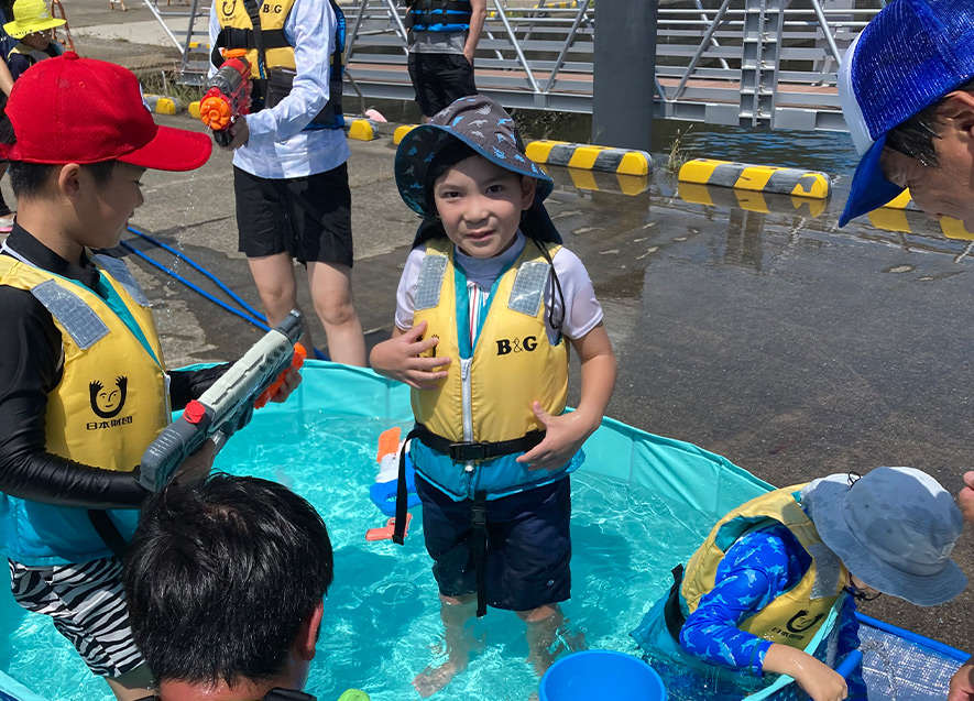 ホースと水鉄砲で対決したり…