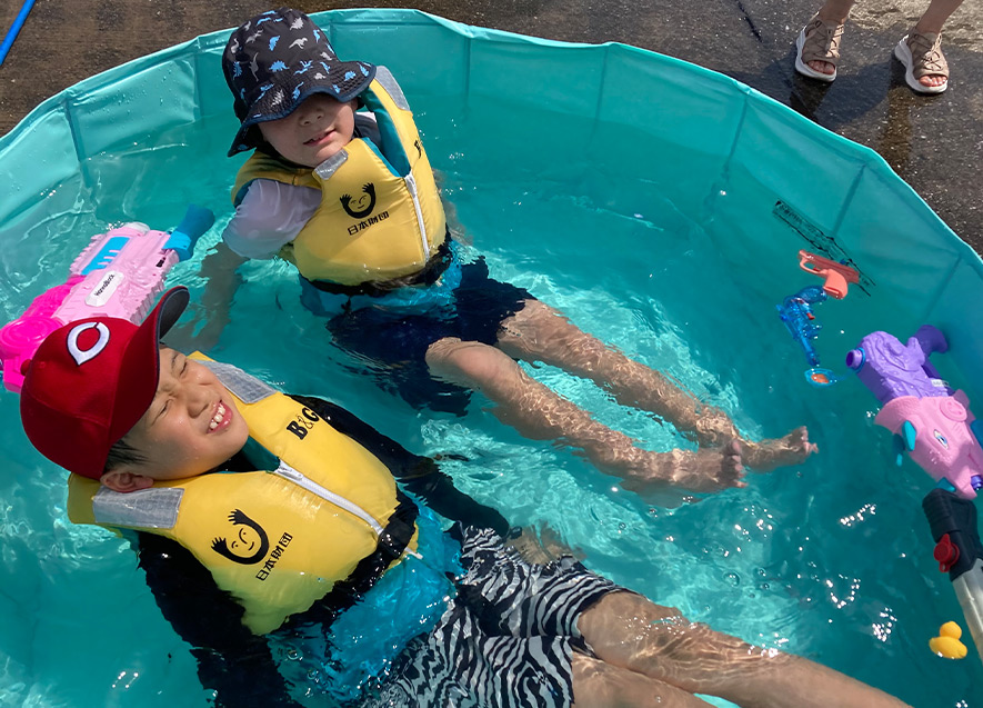 プールで背浮きをしてみたり…