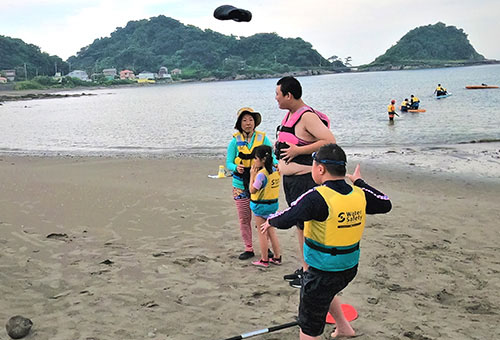 思いきりビーサンを蹴り出します