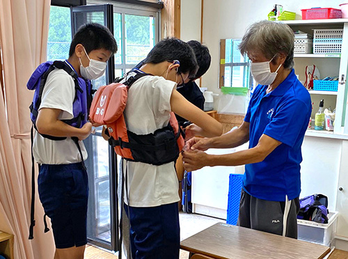 ライフジャケットを着用する子ども達