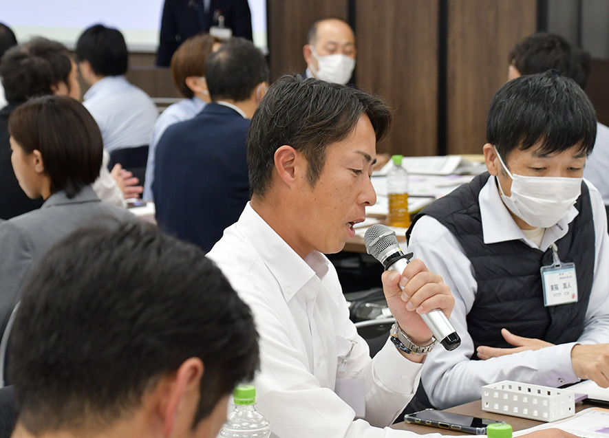 グループごとに発表する様子