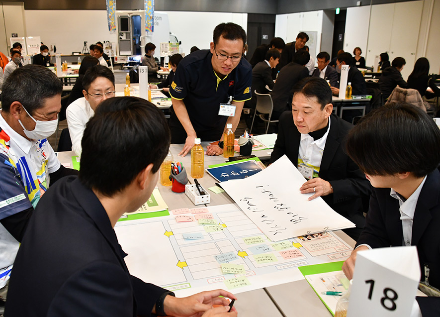 グループに分かれ、意見を出し合う