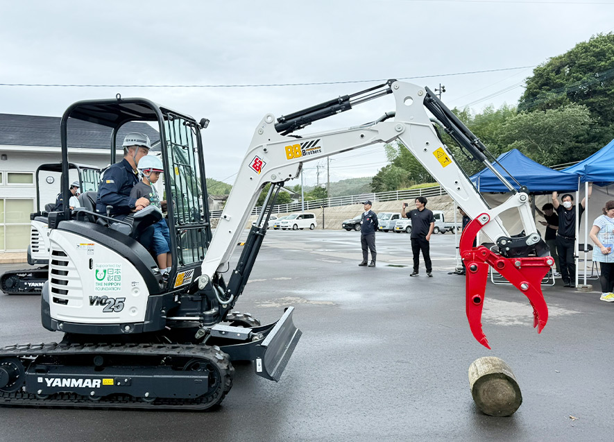 油圧ショベル体験試乗　ハサミ操作