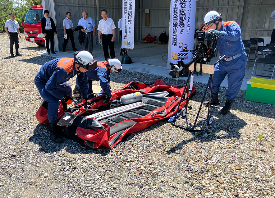 救助艇組み立てデモンストレーション