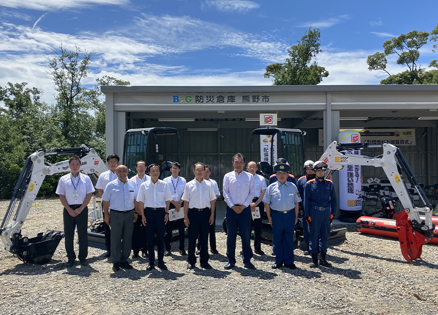 資機材をバックに記念撮影