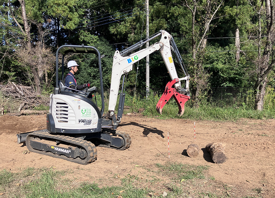 解体用フォークを使用した重機操作